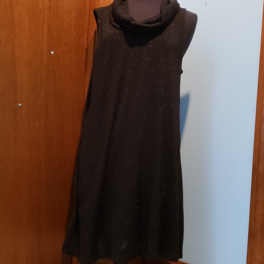 sleeveless black dress